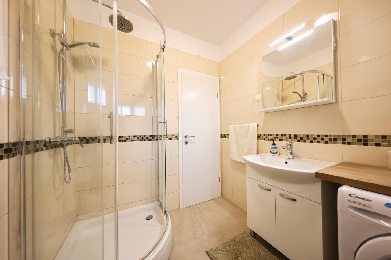 Apartment Puntamika Villa De Rosa - Ground floor Zadar Buitenkant foto
