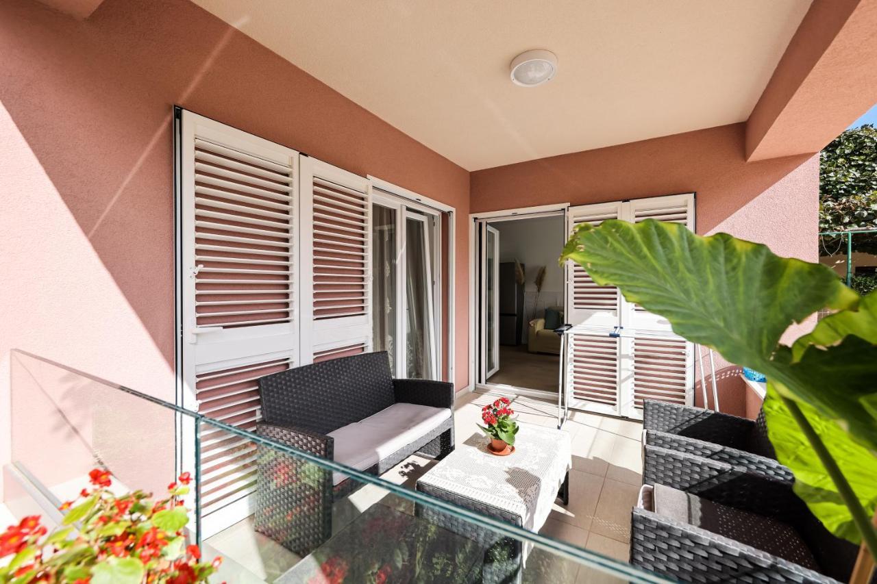 Apartment Puntamika Villa De Rosa - Ground floor Zadar Buitenkant foto