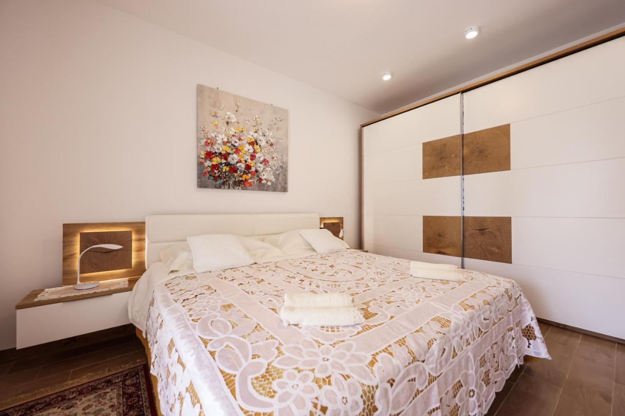 Apartment Puntamika Villa De Rosa - Ground floor Zadar Buitenkant foto
